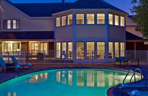 Eagan House | Best Place to Stay in Minnesota, Comfortable Unit, Onsite Pool, Pets Allowed