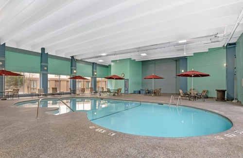 Clear Lake Hotel | Best Western Holiday Lodge
