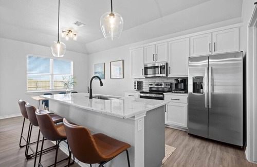 Temple House | Beta House @ Crossroads Park | NEW Home Sleeps 8!
