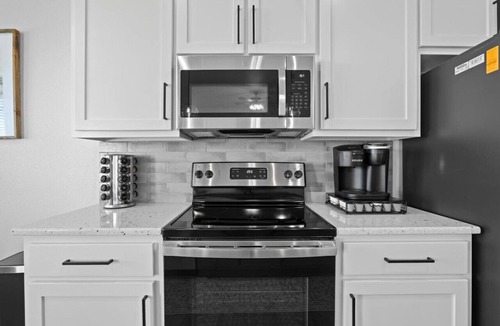 Temple House | Beta House @ Crossroads Park | NEW Home Sleeps 8!