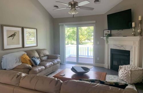 Bettendorf Condo | Bettendorf Condo: Fireplace, King Bed & Family Fun!
