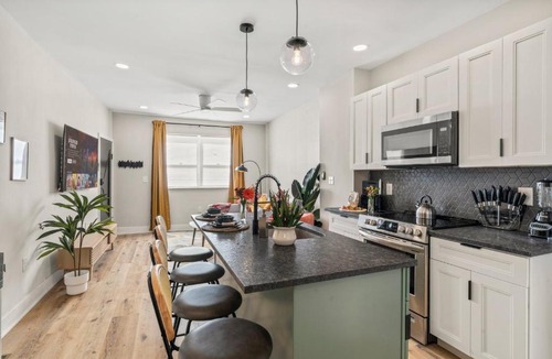 Passyunk Square Apartment | Big 1BR Extended Stay Near Pats and Genos Steaks