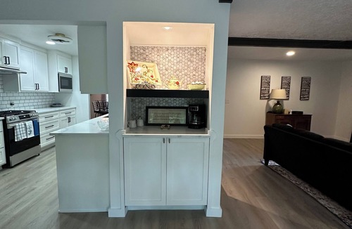 Broken Arrow House | Big 5 bedroom South Broken Arrow walk to Indian Springs Golf Course Fast WiFi