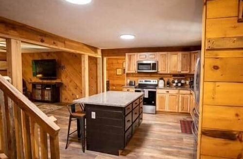 Walland Cabin | Big-Group Cabin Sleeps 18 | Wooded · Private · Near GSMNP