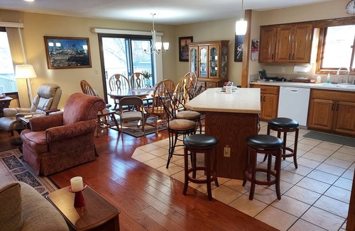 Mounds View House | Big Groups Open Floor Plan - 5 Bdrms -Sleeps 17 in beds - 14+ Guests = Discount