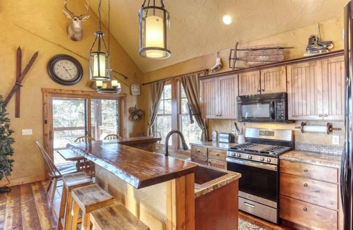 Lead House | Big Pine Lodge – Rustic charm, hot tub, pet friendly, and room for 12 near Terry Peak!