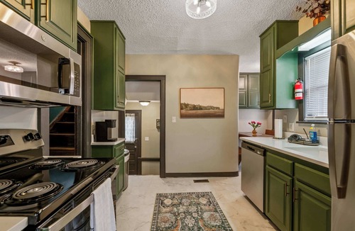 Sleepy Hollow House | Bilbos Cottage 3 bed 2 and a half bath home in College Hill