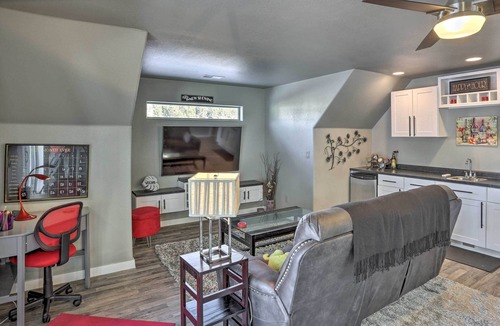 Rapid City Cabin | Black Hills Cabin w/Hot Tub: 11 Mi to Mt Rushmore