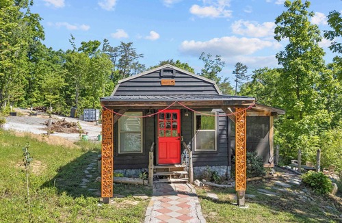 Lupton City Cabin | Blackbird: Artsy Chattanooga Tiny Cabin @ Talking Water