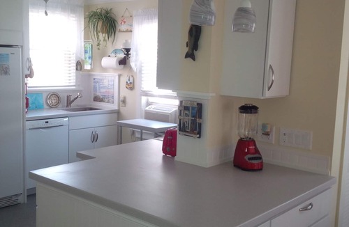Gold Coast Condo | Block To Beach And Boardwalk Corner Property Great Location