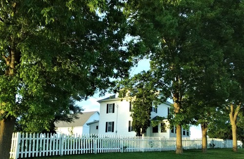 Monroe House | Bloomin Pickets Farmhouse Stay OR Ladies Craft Retreat!