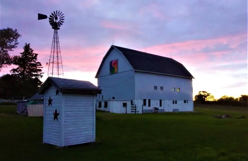 Monroe House | Bloomin Pickets Farmhouse Stay OR Ladies Craft Retreat!