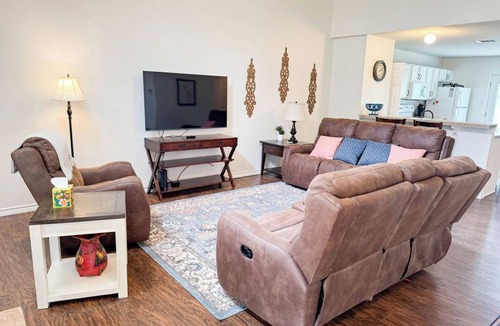 Salado House | Blue Haven at Salado Plaza. Family friendly townhome w/fenced back yard!