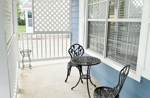 Salado House | Blue Haven at Salado Plaza. Family friendly townhome w/fenced back yard!