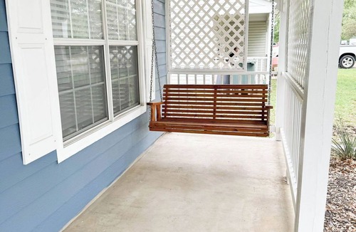 Salado House | Blue Haven at Salado Plaza. Family friendly townhome w/fenced back yard!