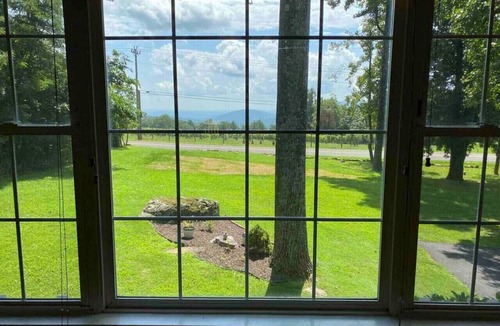 Linden House | Blue Mountain Getaway: Hot tub, Winery, Game Room