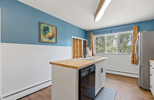 Custer House | Blue Roof Lodge: Pet-Friendly, Walkable to Downtown Custer