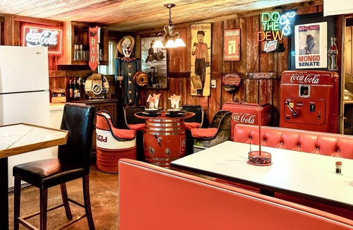 Gruetli Laager Cabin | Blue Suede Stay - Elvis’s Escape with Pool Table Near Coalmont OHV