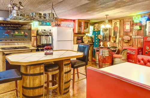 Gruetli Laager Cabin | Blue Suede Stay - Elvis’s Escape with Pool Table Near Coalmont OHV