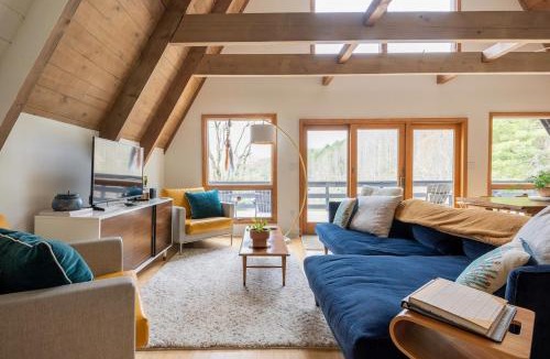 Vilas House | Blueberry Hill- Unique A-Frame Cabin near Boone! Hot tub, sleeps 8
