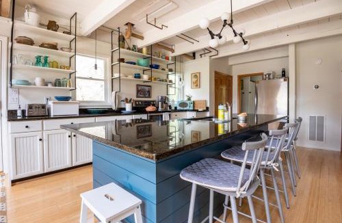 Vilas House | Blueberry Hill- Unique A-Frame Cabin near Boone! Hot tub, sleeps 8