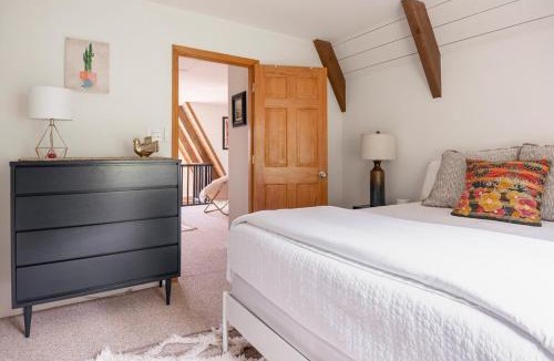 Vilas House | Blueberry Hill- Unique A-Frame Cabin near Boone! Hot tub, sleeps 8