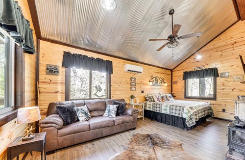 Whitesboro Apartment | 'Bluebird Treehouse' Near Kiamichi Mtns w/Hot Tub