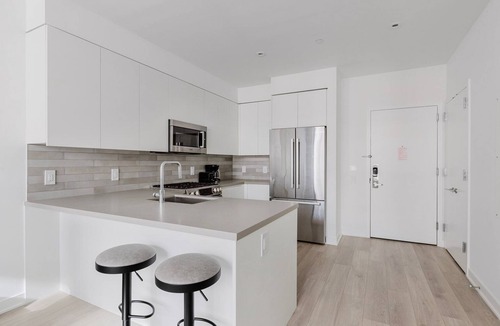 Dumbo Apartment | Blueground | Dumbo, rooftop pool, nr Brooklyn Bridge