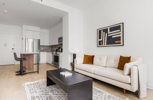 Dumbo Apartment | Blueground | Dumbo, rooftop pool, nr Brooklyn Bridge
