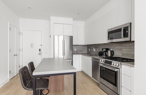 Dumbo Apartment | Blueground | Dumbo, rooftop pool, nr Brooklyn Bridge