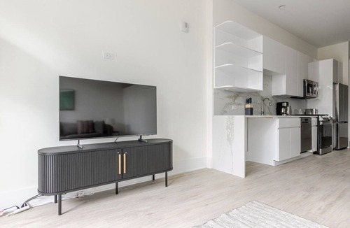 Greektown Apartment | Blueground | Greektown, bbq, gym, nr Willis Tower