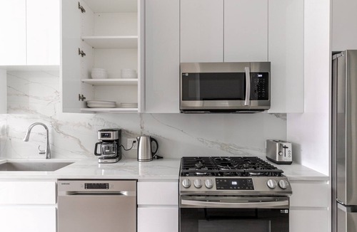 Greektown Apartment | Blueground | Greektown, bbq, gym, nr Willis Tower