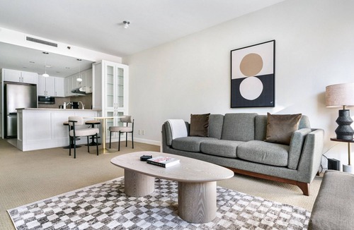 Penn Quarter Apartment | Blueground | Penn Quarter, pool, nr National Gallery