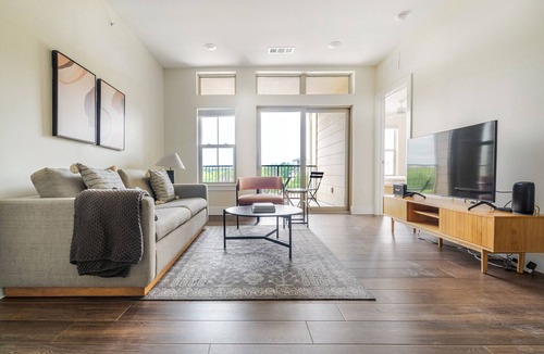 Scofield Farms Apartment | Blueground | Scofield Farms, pool, nr Walnut Creek Park