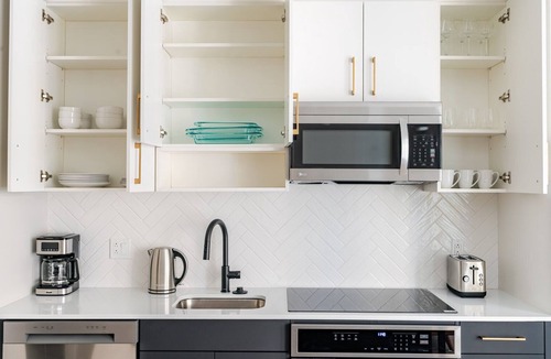 Woodmont Triangle Apartment | Blueground | Woodmont, pool & w/d, nr Bethesda Row
