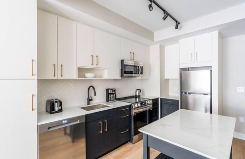 Woodmont Triangle Apartment | Blueground | Woodmont Triangle, pool, nr Cabin John Park