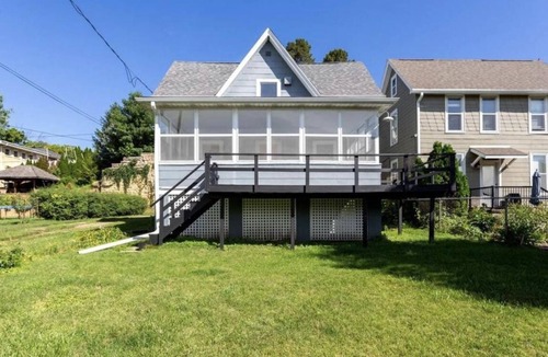 Dubuque House | Blufftop Charmer above Downtown Dubuque. 3 bedrooms. Walkable to Downtown.