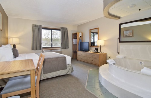 Faribault Hotel | Boarders Inn & Suites by Cobblestone Hotels - Faribault