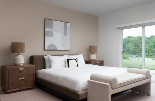 Livingston Hotel | Boardwalk Hotel On Lake Anna By Kasa