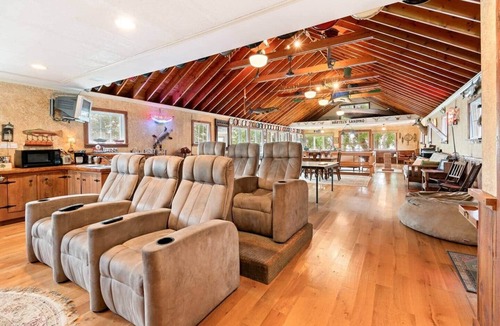 Lake Mills House | BoatHouse ~Rock Lake~HotTub~ Pet-Friendly
