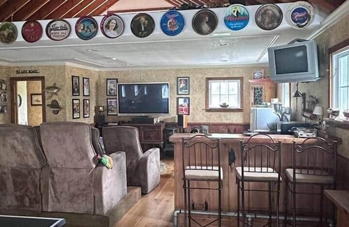 Lake Mills House | BoatHouse ~Rock Lake~HotTub~ Pet-Friendly