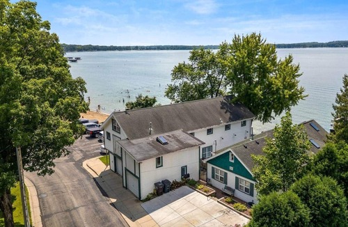 Lake Mills House | BoatHouse ~Rock Lake~HotTub~ Pet-Friendly