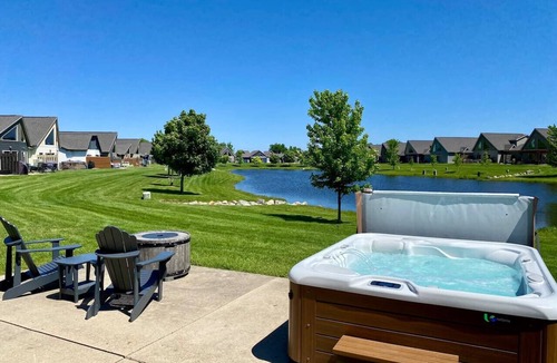 Arnolds Park House | BOHO Bungalow on the Pond w/Hot Tub