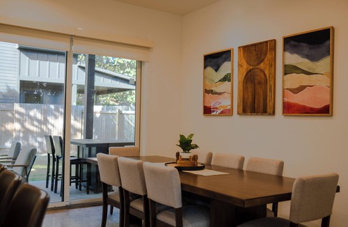 East MLK House | Boho Jungle Mid-century Modern Villa ~10 min to DT