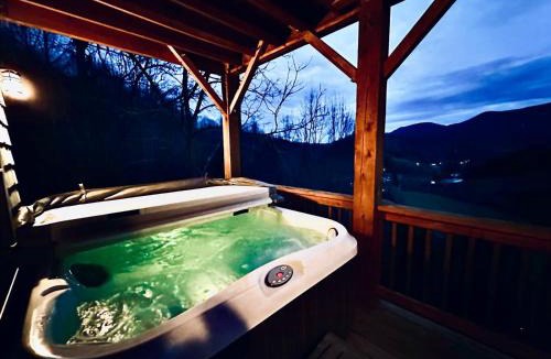 Vilas Ski Chalet | Boone Mountain View | Hot Tub Game Room Near Ski