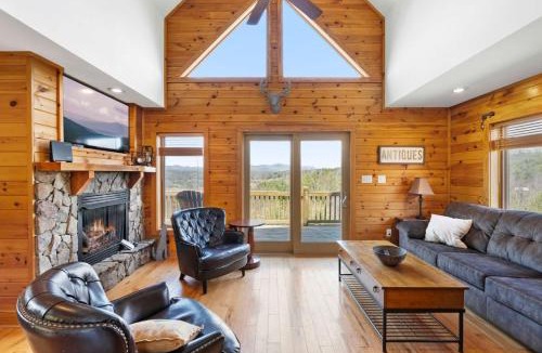 Fleetwood House | Borrowed Time - Mountain Getaway near Boone, Hot Tub, and Gorgeous Views!