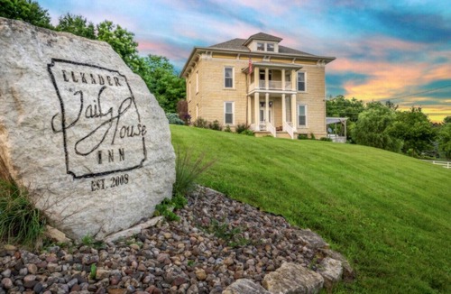 Elkader House | Botanical Suite at Elkader JailHouse Inn