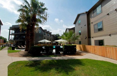 Riverside Apartment | Boulevard Stays Prime Location Cozy Bed, Pool and Free Parking