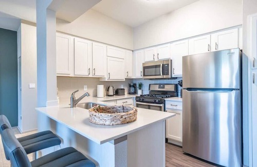 Willow Run Apartment | Boulevard Stays Tranquil 1BR King Suite Pool, Parking & Gym 01