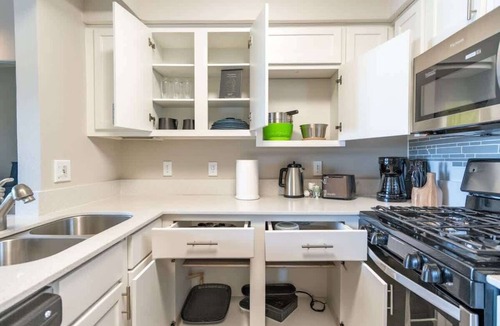 Willow Run Apartment | Boulevard Stays Tranquil 1BR King Suite Pool, Parking & Gym 01